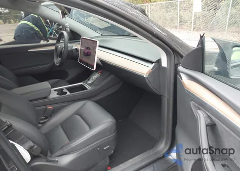 2025 Tesla Model Y Long Range Dual Motor Rear-Wheel Drive z USA, uszkodzony, nr VIN 7SAYGDED5SA374996